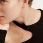 Collana con lettera V