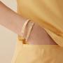 Bangle in oro giallo con station in pavé di diamanti
